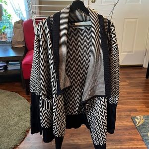 Black and white cardigan — LIKE A BLANKET YOU CAN WEAR — sz XL